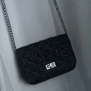 Glittrig väska - Säljer min fina glittriga väska då jag har en liknande, andvänd 1 gång allstå typ nyskick💞