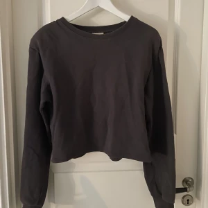 Tröja - Säljer den här fina tröjan med vaddering på axlarna från Kappahl som inte längre kommer till användning 💗