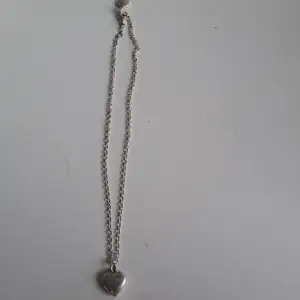 Stil rent halsband i silver köpt för några år sedan🤍 säljs pga att jag inte använder de🤍 tryck inte på köp nu🤍