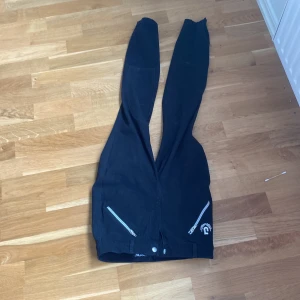 Ridbyxor  - Sköna, snygga ridbyxorna. Bra för mindre personer som har börjat att rida. Har fickor bak men också fram. Liten i storlek