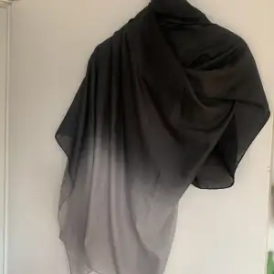 Två färgad sjal i svart som övergå till grå.  Stor kan användas som sarong 