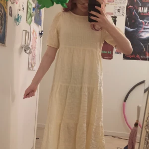 voluminös klänning - voluminös gul klänning i Dolly-stil med foder, använd flera gånger