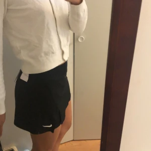 Tennisen kjol Nike - Nike skirt slim Helt oanvända med kvitto kvar 199kr Nypris 400kr