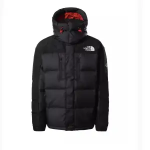 Säljer en jättefin och varm vinterjacka från the north face. Den är använd endast en vinter och är i bra skick. Storleken är Xs men skulle säga att den passar S-M då den är stor. Nypris är 4399kr. Pris kan diskuteras vi snabb affär.