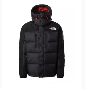 The North Face Jacket - Säljer en jättefin och varm vinterjacka från the north face. Den är använd endast en vinter och är i bra skick. Storleken är Xs men skulle säga att den passar S-M då den är stor. Nypris är 4399kr. Pris kan diskuteras vi snabb affär.