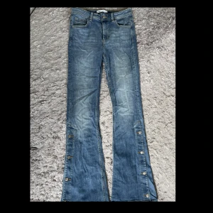 ZARA JEANS - Ljusblåa jeans från Zara. Säls ej längre. Nypris 400kr men säljer för 200kr, säljer då de tyvärr är lite förkorta för mig som är 181💞Medelhög midja