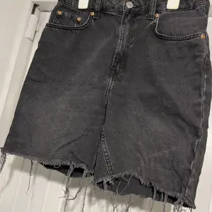 ett par coola slitna och trasiga jeans shorts! de är designade så här, så de är inte ”trasiga” hahah. köpt på h&m divided i storlek 38, de är mörkgråa/svarta 