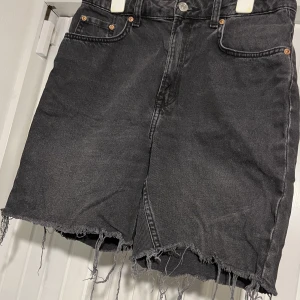 slitna trasiga jeans shorts - ett par coola slitna och trasiga jeans shorts! de är designade så här, så de är inte ”trasiga” hahah. köpt på h&m divided i storlek 38, de är mörkgråa/svarta 