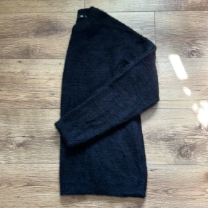 Sweater - Helt ny och oanvänd tröja från Lager 157.   Rensar ur min garderob från en hel del oanvända kläder🌼 Kika och se om du ser något mer i min profil som du gillar så skickar jag med det till dig också!😊 Fler kläder kommer! 