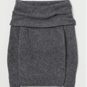 Stickad off shoulder tröja - Helt oanvänd grå stickad off shoulder tröja från H&M, super mysig nu till hösten.😻 Strl XS, men passar S lika bra. Pris: 270+frakt🩷Skriv vid funderingar eller prisförslag💕💕