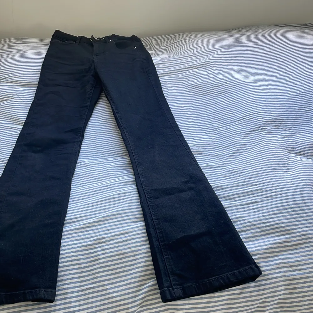Jag säljer ett par svarta jeans ifrån Kappahl på grund av att de är försmå för mig och jag har då växt ut de. Jeansen är i gått skick och har inte används många gånger. Jag säljer dom för 100kr men priset går att diskuteras. De tvättas innan de skickas 😊. Jeans & Byxor.