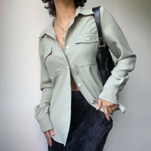 Grön Skjorta - • WATERY GREEN HEAVY WEIGHT SHIRT WITH GREAT FALL AND WHITE BUTTONS  • SIZE - M / EU 38 • BRAND -  Arket • MATERIAL - Polyester Crepe