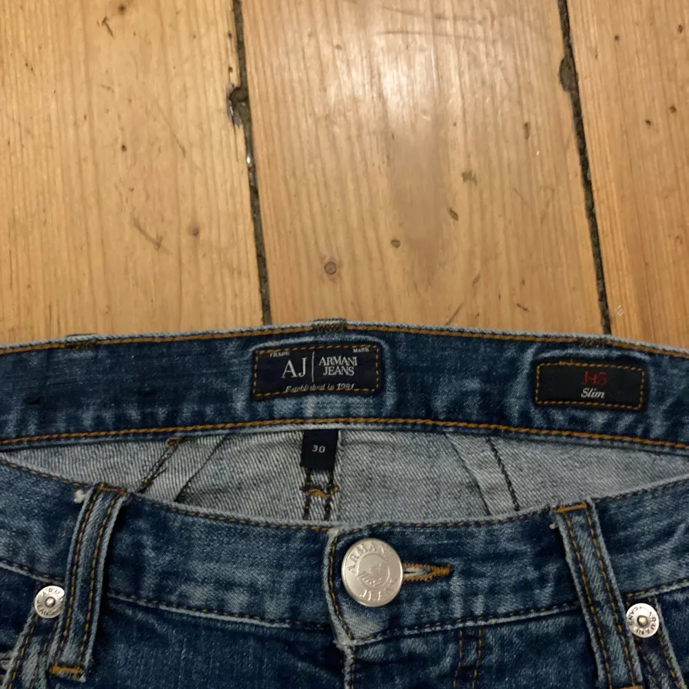 Tja, säljer mina Armani jeans i storlek 30 midja och 34 i längd passar 180+ Kond 8/10 nästan aldrig använda för de är för långa  Ny  pris runt 1700 mitt pris 450. Jeans & Byxor.
