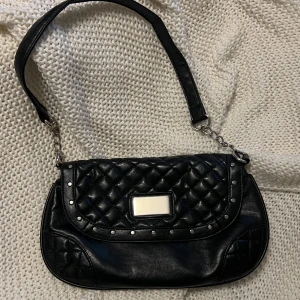 Väska - Svart liten väska den har inne fickor med dragkedja.