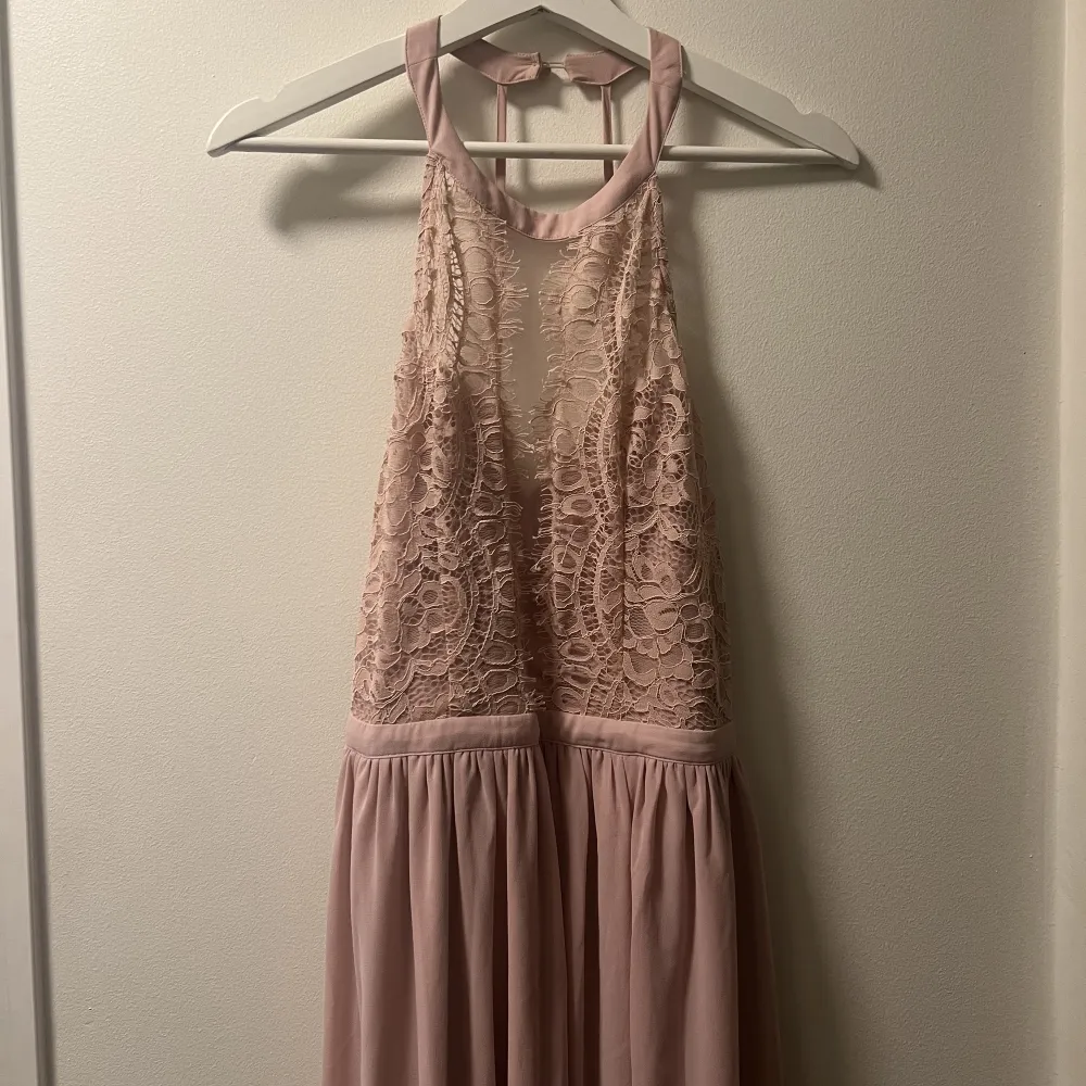 En jätte fin rosa klänning från Nelly som är använd vid 2 tillfällen. Inga fläckar eller missfärgningar, som ny. . Klänningar.