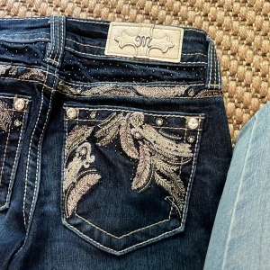 Lågmidjade miss Me jeans - Säljer mina miss Me jeans då de är för korta Perfekt skick och alla detaljer är kvar, de passar någon mellan 150-160 cm typ.