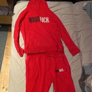 Hoodrich röd  - Fet hoodrich dräkt som knappt e använd 800 för båda o 500 för separat vara, pris kan diskuteras 