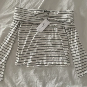 Tröja från Design by Si  - Säljer en tröja från DesignbySi, den är super fin och är i ett fantastiskt material💖Den har tyvärr inte kommit till användning, och har bara testat den på. Den är små i sin storlek och passar mig som har S.