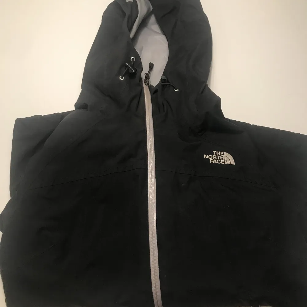 En regn/vindjacka från north face den är i storlek women M och gissar att den passar som en men S. Kan fixa bild på hur den sitter på om ni skriver:). Jackor.