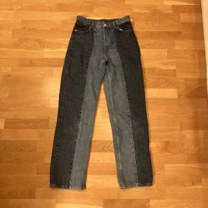 Ljusblå och mörkblåa straightleg jeans från Monki Storlek 26 Högmidjade jeans Använda ganska mycket Jätte lite slitet längst ner på jeansen på höger ben, och en liten fläck som inte syns tydligt ovanför den slitna delen  