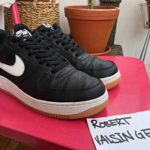 Nike Air Force 1. Storlwk 44 (US 10). Fint begagnat skick. Kan fraktas mot fraktkostnad. Kan mötas i centrala Stockholm. Hojta för fler bilder!  