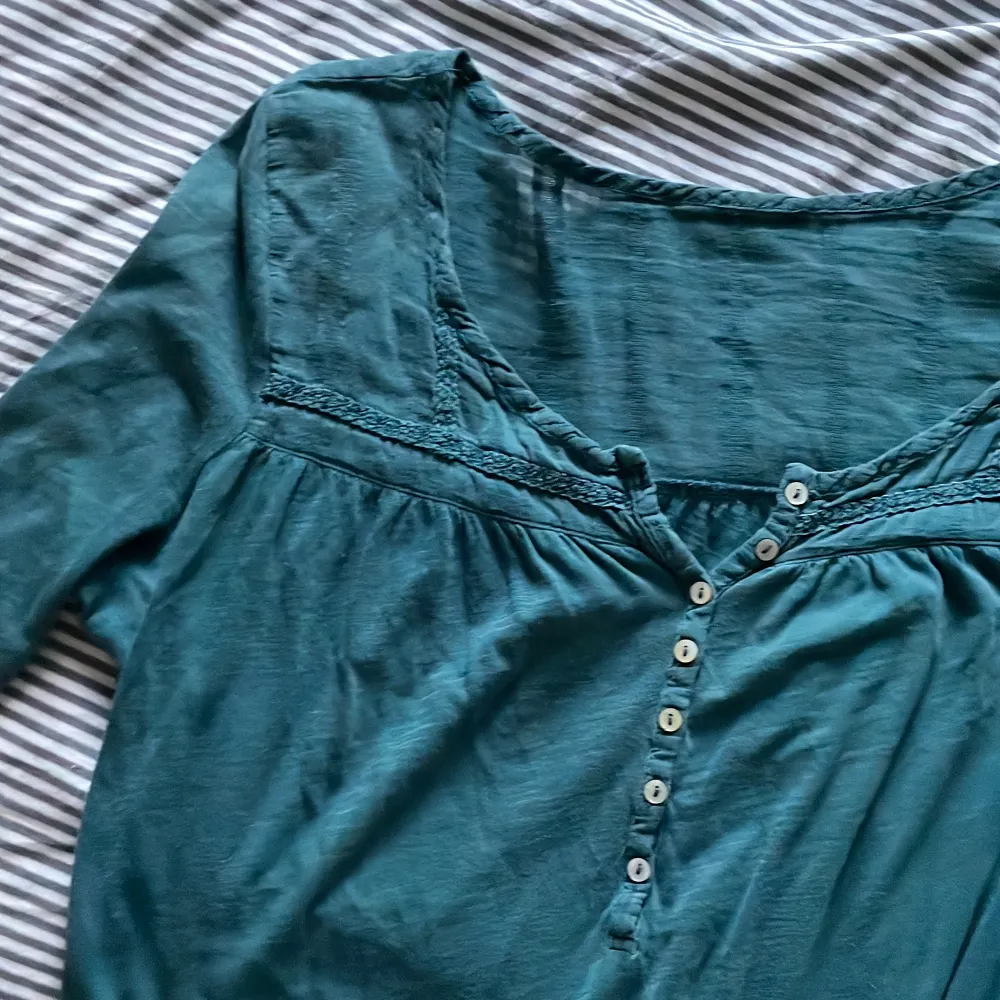 Grön blus top med korta armar, lappar är bort så vet inte var det är från tyvärr. säljer en likadan i blå. Blusar.