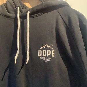 Dope snowboard tröja - Tjena, säljer denna görgoa snowboard/skidtröja innan säsongen drar igång, en dope tröja med tryck på rygg o bröst, jag fick den men har aldrig använt då den är för stor o för baggy för min åkstil, slutsålt överallt o skriv gärna om ni undrar något🤟