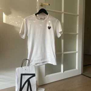 Cdg t-shirt - Tjena! Säljer min cdg tshirt då den krympt och är för liten för mig! Den ör äkta och köpt på NK för ca 1000kr. Har kvitto och NK påse. Skick: 10/10, knappt använd och fortfarande som ny 