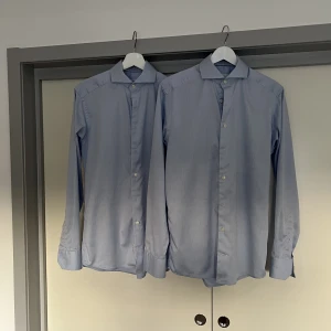 Eton ljusblå cut away  - Två st eton skjortor i mycket bra skick. Säljs för 650kr/st eller ta båda för 1150kr