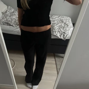 Kostymbyxor - Säljer mina supersnygga kostymbyxor från alohba i nyskick. De är i strl xs men skulle säga att de är mer som en s. Säljer pga de inte kommer till användning 💕nypris 899