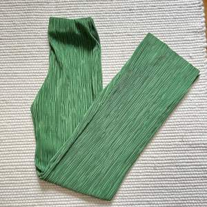 Gröna plisserade byxor från zara i storlek S. Aldrig använda 💕