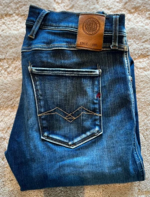 Replay Anbass - Riktigt feta Replay jeans. Jag säljer för dom är för små och används inte längre.  Nypris: 1799kr  