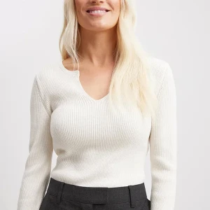 Vit, tunn stickad tröja🤍 - Jätteskön vit stickad tröja från NA-KD som tyvärr inte kommit till användning💓 