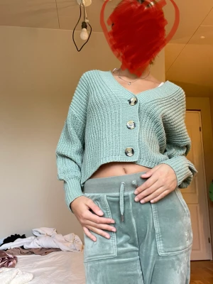 Grön stickad kofta - Säljer min superfina gröna stickade kofta från ONLY🤍