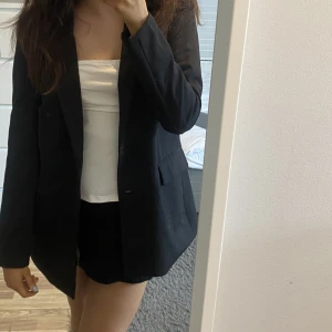 Kavaj - Svart basic snygg kavaj från Vero Moda, använd en gång då jag har typ en likadan som är bättre strl på mig, skitsnygg o slänga över på en utgång 🦭🍂🌸