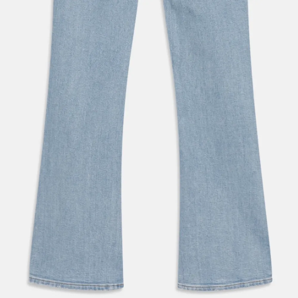 Superfina low waist bootcut jeans - använda typ en gång.☺️  De är från Gina Tricot - Young Gina och är i storlek 164 vilket är typ storlek XS. Jeans & Byxor.