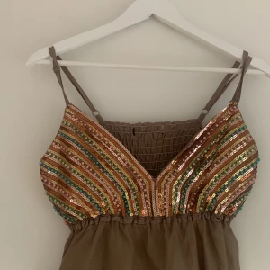 Söt klänning  - Jag säljer denna klänning pågrund av att jag inte använt den. 