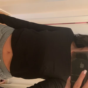 Tröja  - En svart långärmad tröja med mönster längst ner. Aldrig använt 