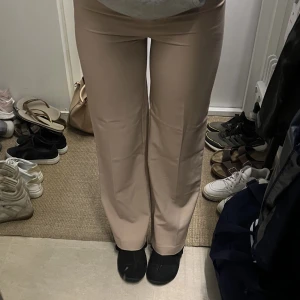 Beiga kostymbyxor  - Har aldrig använts:)  Säljs eftersom dem är lite små för mig. Köpt för 499kr säljs för 250kr