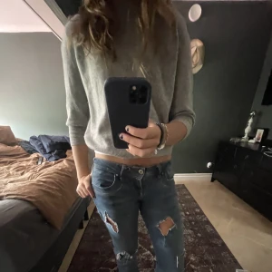 Trekvartsärmad Kashmir tröja - Säljer denna super snygga trekvartsärmade Kashmir tröja!! Storlek M men passar mig som har S vanligtvis❣️