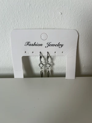 Två par örhängen - Två par superfina örhängen som är handgjorda, nickelfria också!