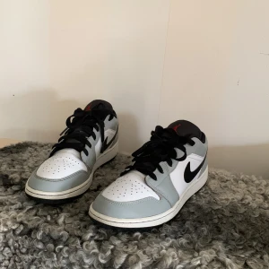 Nike Air Jordan 1 Low Light Smoke Grey - Jordans som jag köpte 2022 men som jag endast använt ett fåtal gånger. Den enda defekten är crease vecken framme på skon, men som är väldigt vanliga på dessa typ av skor. Crease-skydd skickar jag med.  Bara att skriva ifall det finns frågor 🫶
