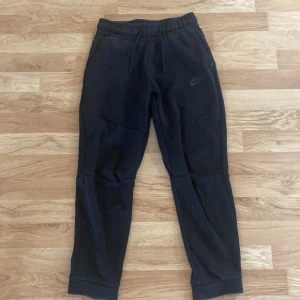 Nicke tech byxor - Nike tech byxor, skick 9/10 eftersom att jag knappt har använt dem för att dom var för små när jag fick dem. Skriv om ni har några funderingar😀