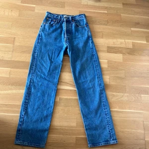 Levi’s jeans ribcage straight  - Säljer mina favoritjeans då jag tyvärr vuxit ut dem.  Använda och naturligt slitna men hela och i gott skick.  Nypris cirka 1300:-