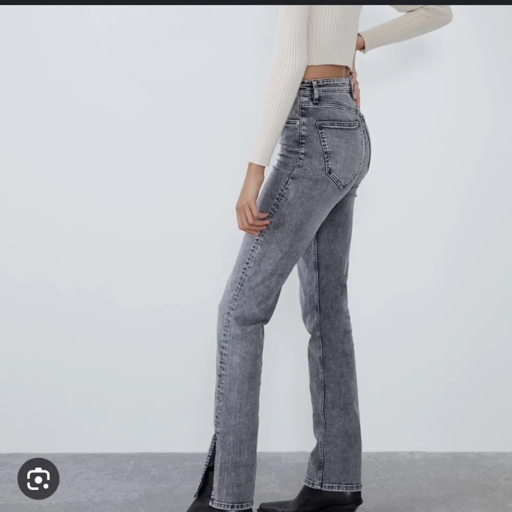 säljer mina skitsnygga jeans från zara med slits i en fin grå färg, de säljs inte längre pch har varit slutsålda ganska länge🩷 storlek 34 och tyvärr för små för mig som har 36 de är knappt använda så väldigt bra skick, lånade bilder kp för egna. Jeans & Byxor.