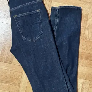 Mörkblåa jeans med smala ben i fint skick.  Modell: Kelly.
