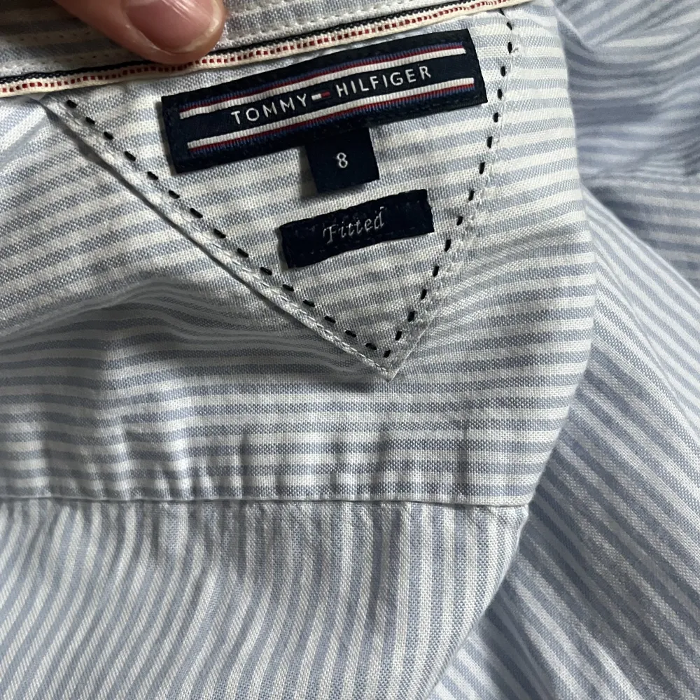 Säljer denna ass snygga vit blå randiga skjorta! Skit snygg att styla både knäppt och öppen! Ny pris ca 1500😙🫶🏻. Skjortor.