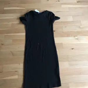 Jättefin svart ribbad klänning från zara i storlek S 