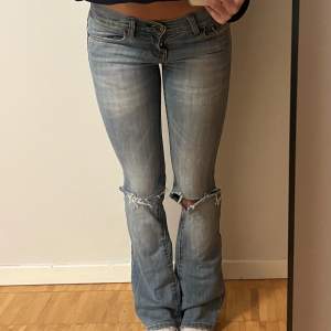 Jättesnygga lågmidjade jeans, midjemåttet är 36 cm rakt över och innebenslängden 82/83 cm😊