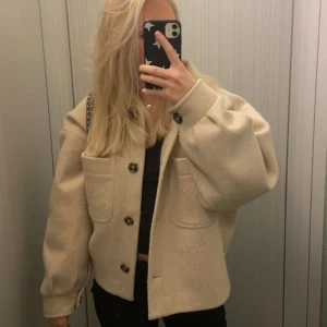 Beige kort kappa - Säljer denna fina korta beige kappan från NA-KD. Köptes för ca 1.5 år sedan. Är använd men i bra skick💕💕💕Köptes för 1500kr💕💕